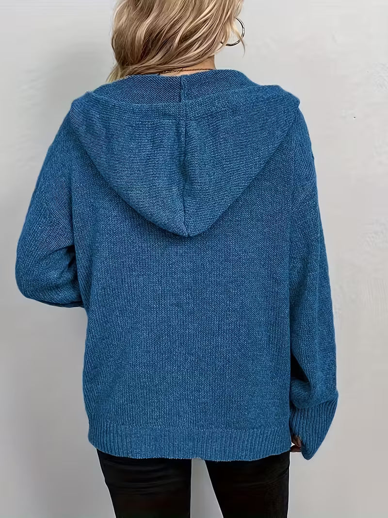 Karalina – Strickjacke Mit Kapuze, Knopfleiste Und Zopfmuster