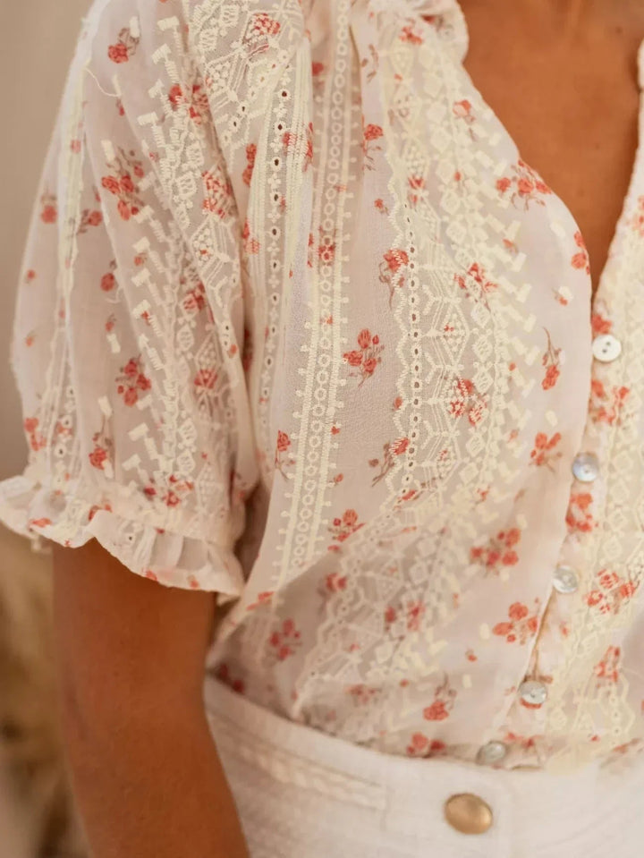 Yvonne – Stilvolle Blusen Mit Blumenprint