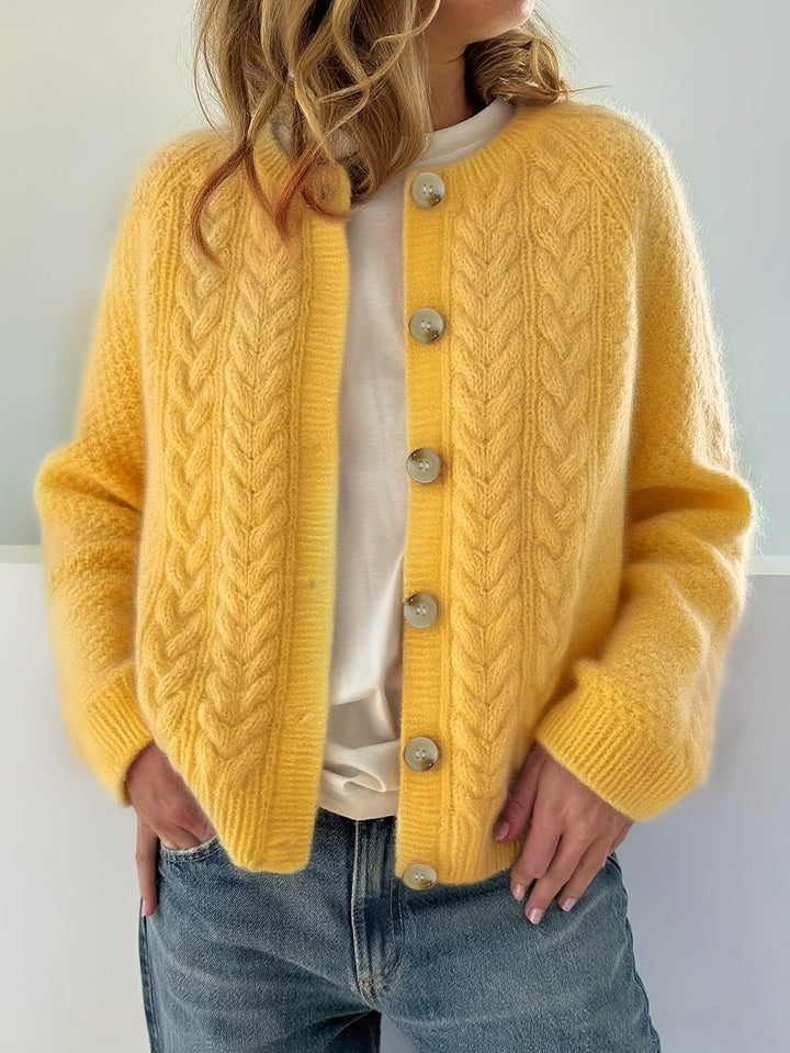 Dwina – Strickjacke mit Knöpfen und Zopfmuster
