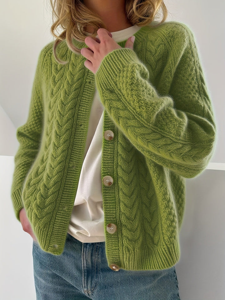 Dwina – Strickjacke mit Knöpfen und Zopfmuster