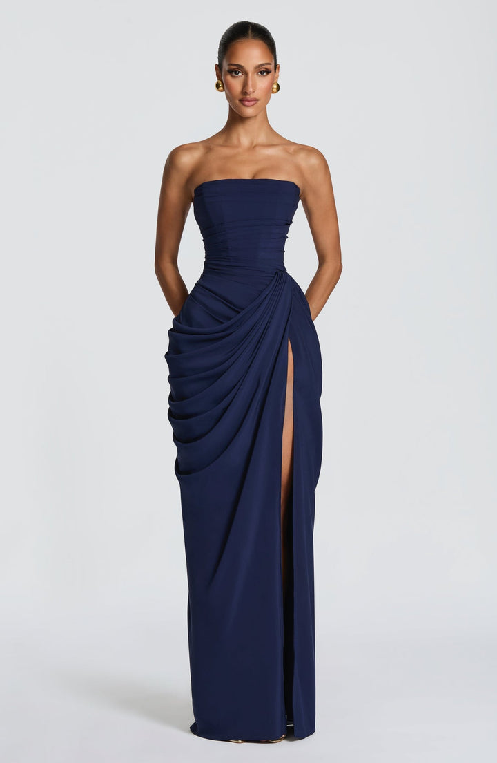 Sabrina – Trägerloses, figurbetontes Maxikleid mit Schlitz
