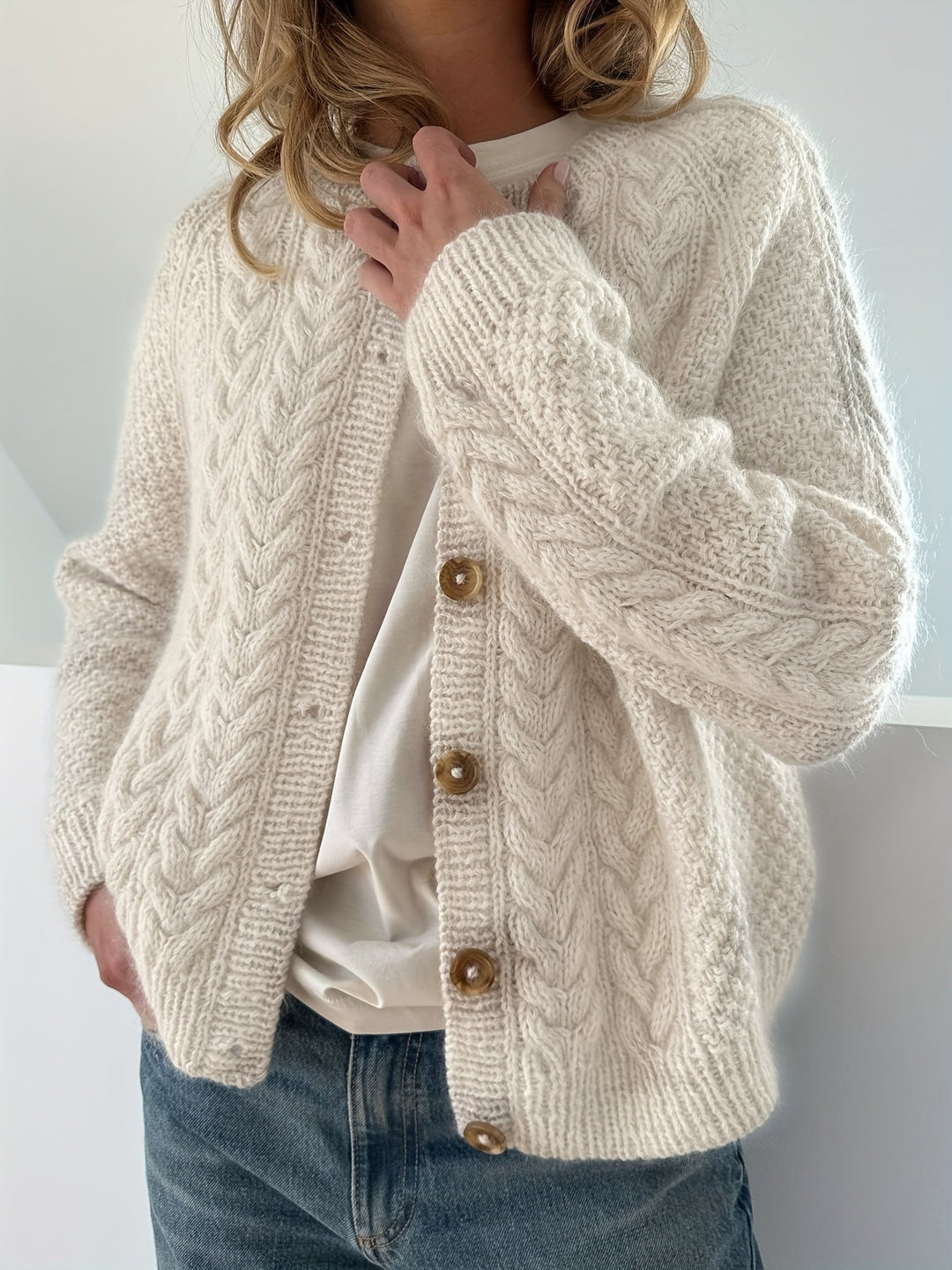 Dwina – Strickjacke mit Knöpfen und Zopfmuster