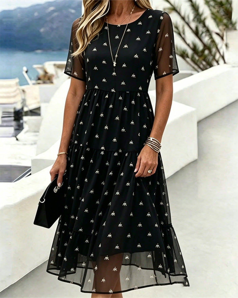 Marci – Midi Kleid mit Blumenmuster, transparenten Ärmeln und Stufenschnitt