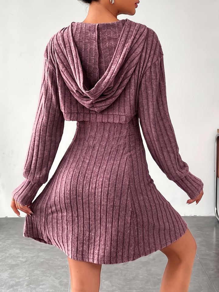 Joaquina – Geripptes Minikleid mit Kurzem Kapuzenoberteil