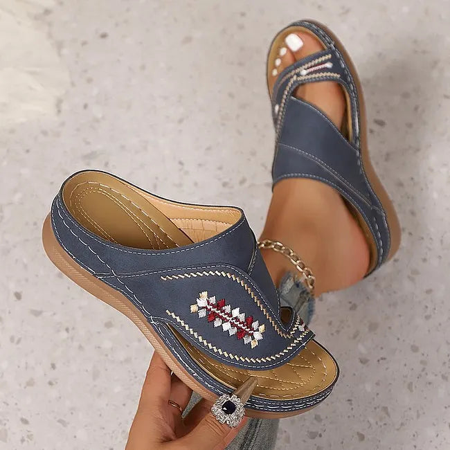 Jacky – Sandalen Mit Keilabsatz Und Bestickter Zehenschlaufe