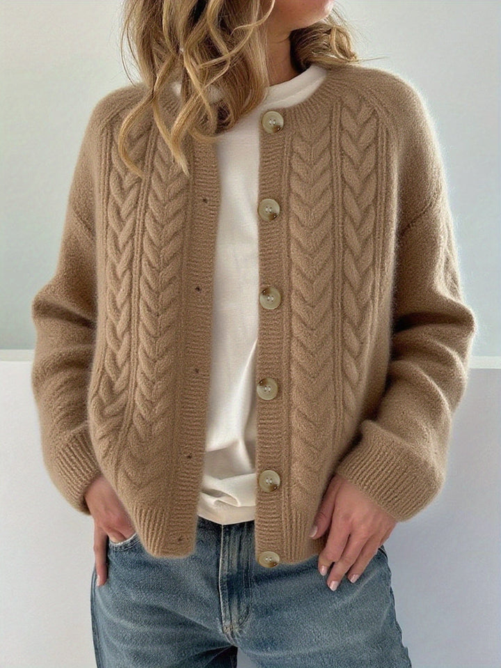Dwina – Strickjacke mit Knöpfen und Zopfmuster