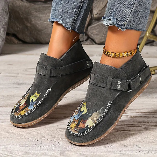 Viktoriy – Flache Stiefeletten mit Katzenmuster Und Schnalle