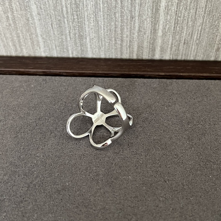 Nakoa – Sonnengebundener Ring aus Sterlingsilber mit Blütenblattdesign
