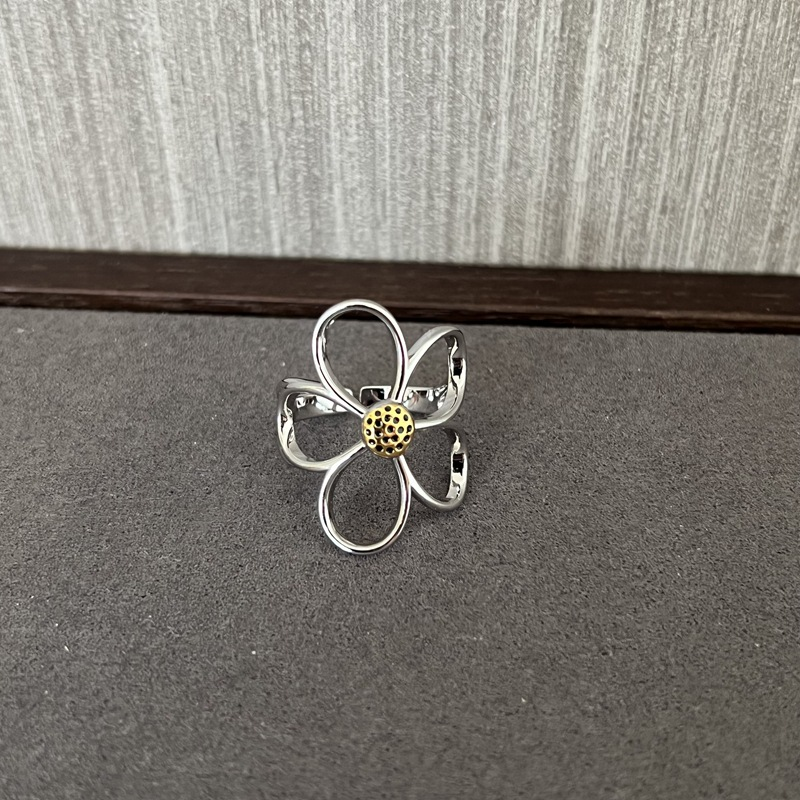 Nakoa – Sonnengebundener Ring aus Sterlingsilber mit Blütenblattdesign