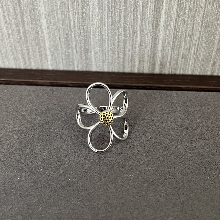 Nakoa – Sonnengebundener Ring aus Sterlingsilber mit Blütenblattdesign