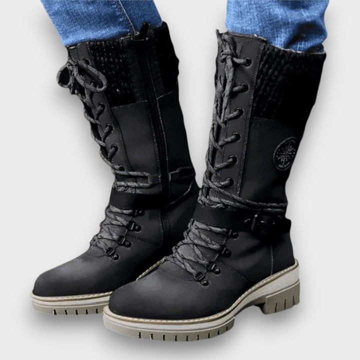 Nauja – Winter Strickstiefel in Wadenlänge