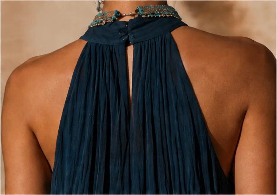 Naeela – Maxikleid mit Neckholder-Ausschnitt und V-Ausschnitt im Ombré-Look