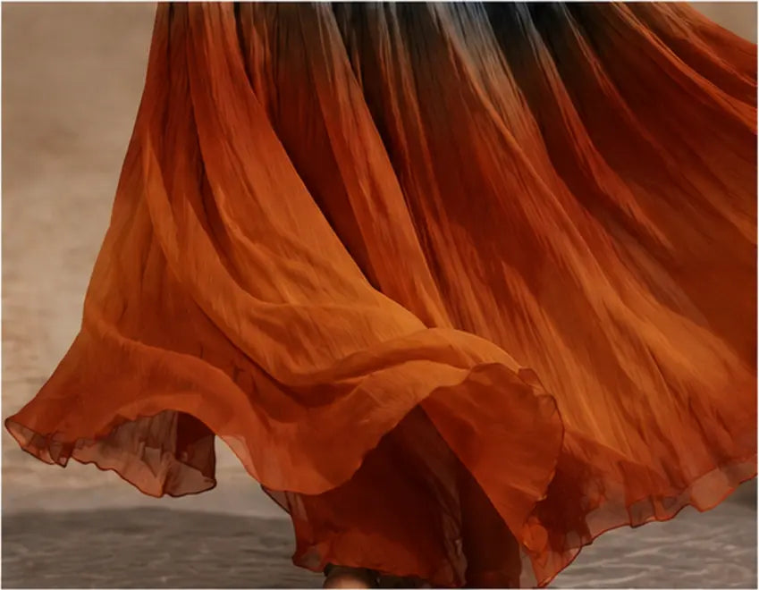 Naeela – Maxikleid mit Neckholder-Ausschnitt und V-Ausschnitt im Ombré-Look