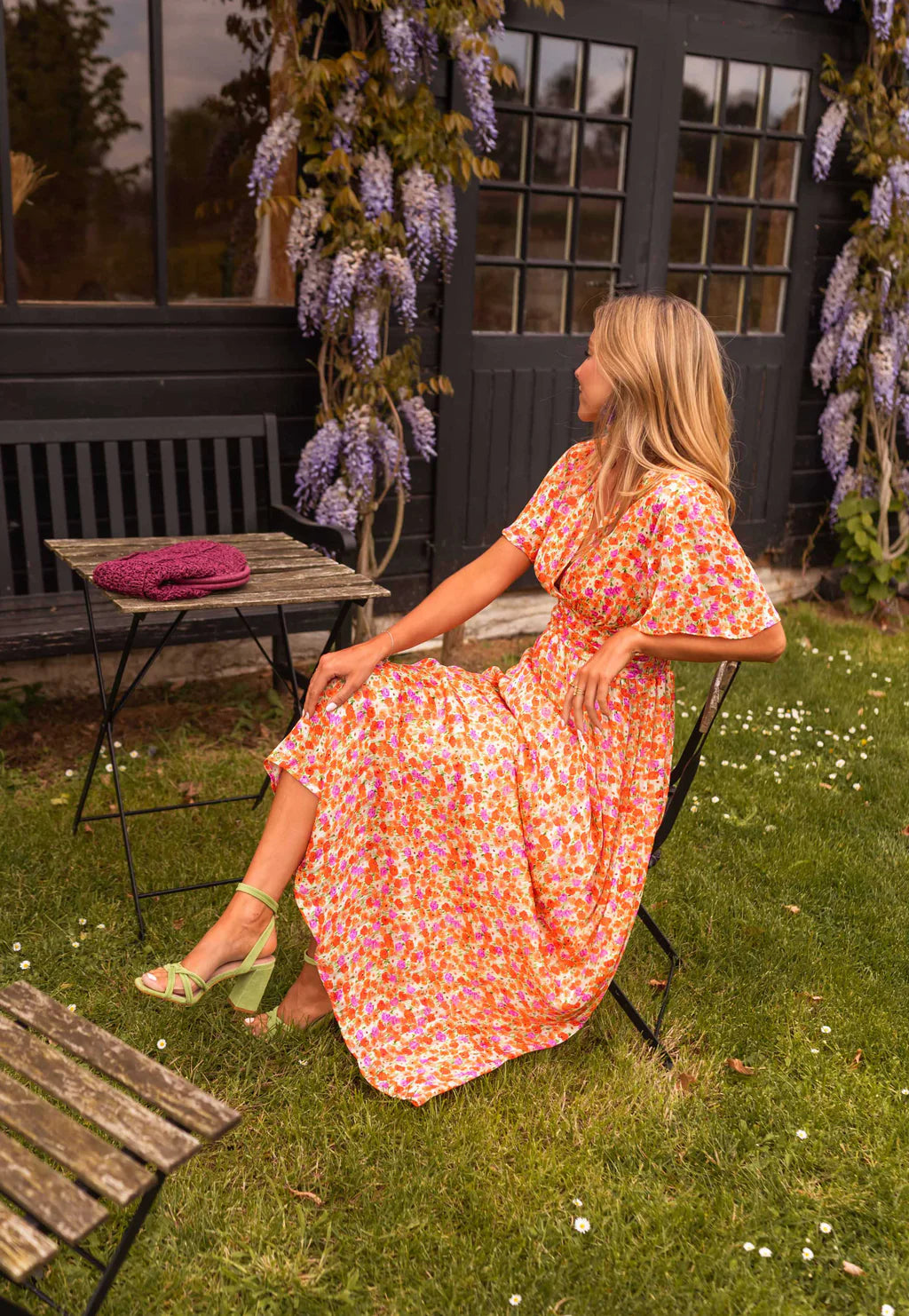 Sampaio – Elegantes Kleid Mit V-Ausschnitt Und Blumen Drucken