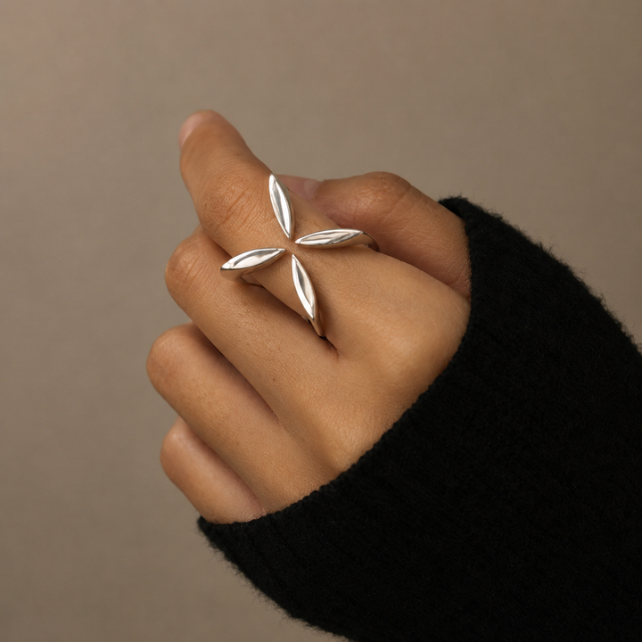 Gerti – Vier Punkte Ring aus Sterlingsilber