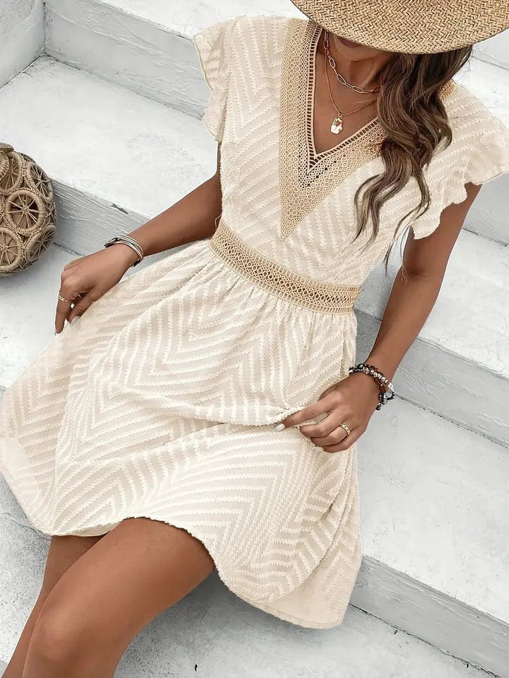 Lillian - Minikleid Mit Spitzenbesatz Und V-Ausschnitt