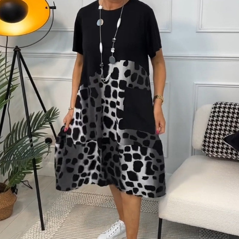 Hansine – Bedrucktes Kleid Mit Rundhalsausschnitt Und Kurzen Ärmeln