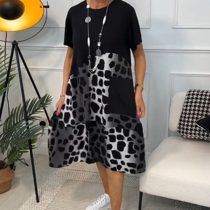 Hansine – Bedrucktes Kleid Mit Rundhalsausschnitt Und Kurzen Ärmeln