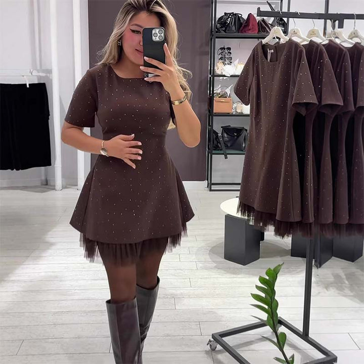 Fawnia – Glitzerndes Minikleid mit kurzen Ärmeln und Spitzenbesatz