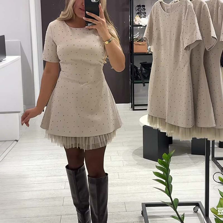 Fawnia – Glitzerndes Minikleid mit kurzen Ärmeln und Spitzenbesatz