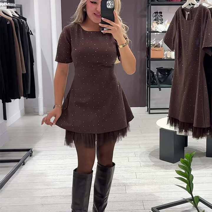 Fawnia – Glitzerndes Minikleid mit kurzen Ärmeln und Spitzenbesatz