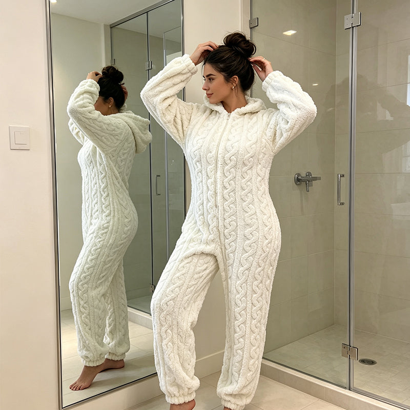 Selia – Warmer Overall Mit Kapuze Im Zopfmuster